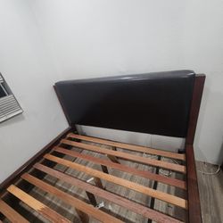 🛌  Wooden Bed frame*excellent Condition. Full