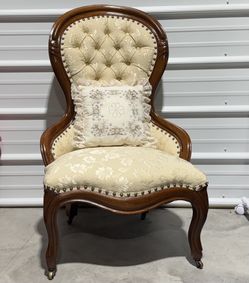 Beautiful Victorian side chair