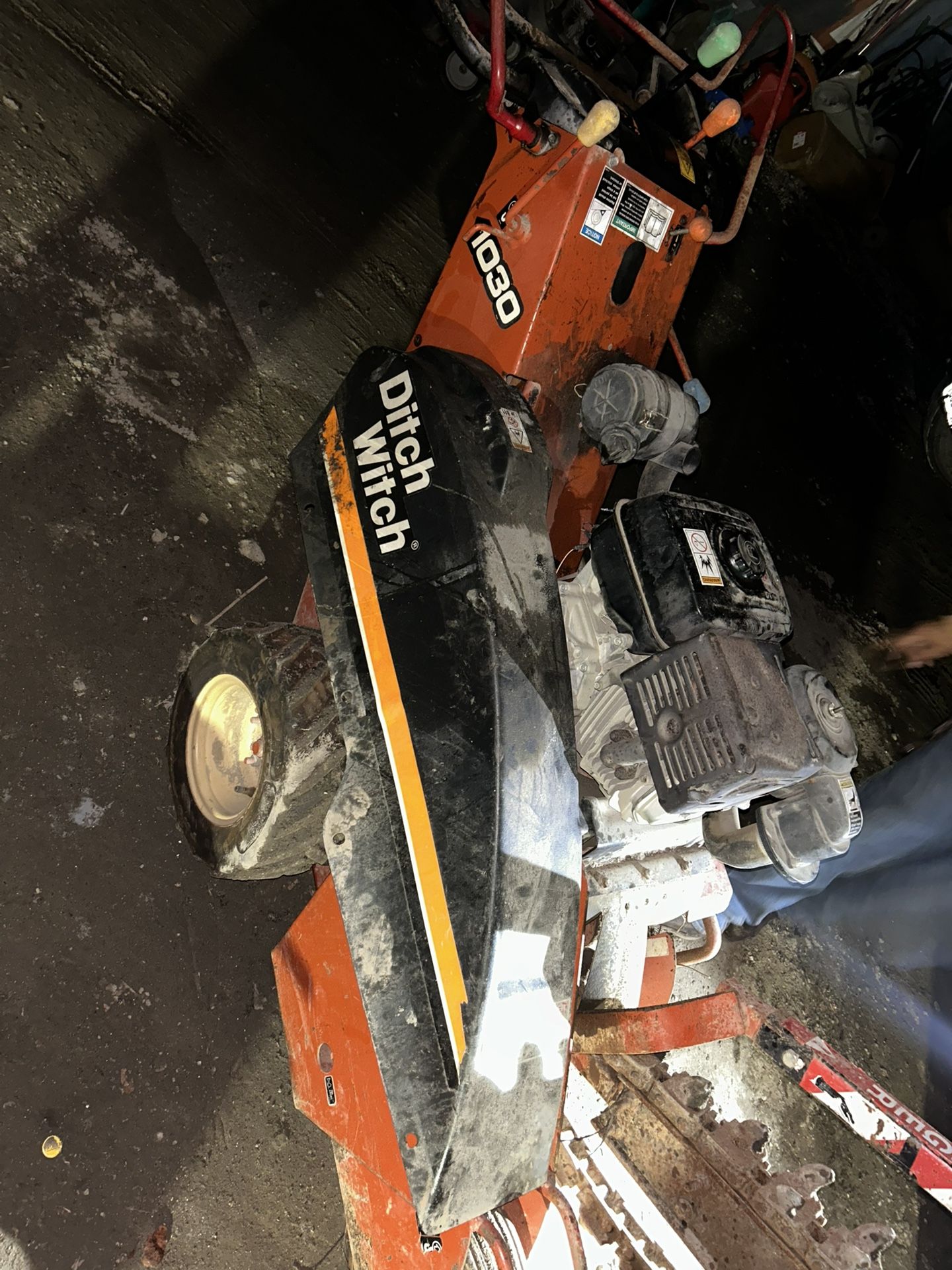 Ditch Witch pipeline excavation machine, excellent condition, 2005 model, working very well