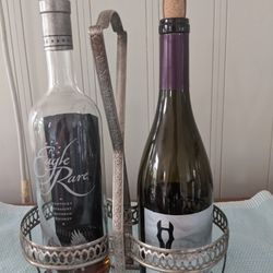Gorgeous Metal Wine bottle holder $5