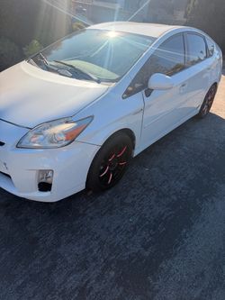 2011 white Toyota Pruis 4