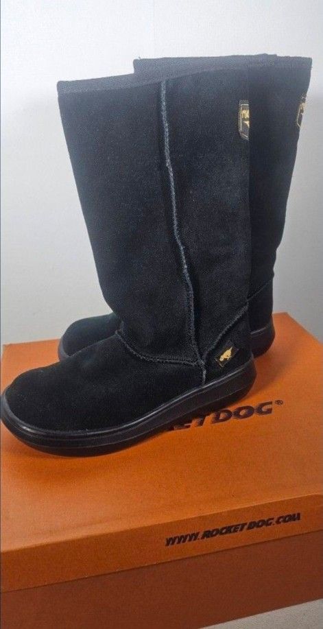 New Women’s Black Rocket Dog Boots -  Size 5.5/6.
Rocket Dog Sugar Daddy Classic Cow Suede Winter Boots Black Chestnut Brown New. Size 5.5./6