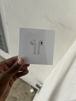 White Bluetooth Wireless 2nd Gen Earbuds With MagSafe Charging Case 