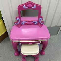 Children’s Play Vanity For Dress Up