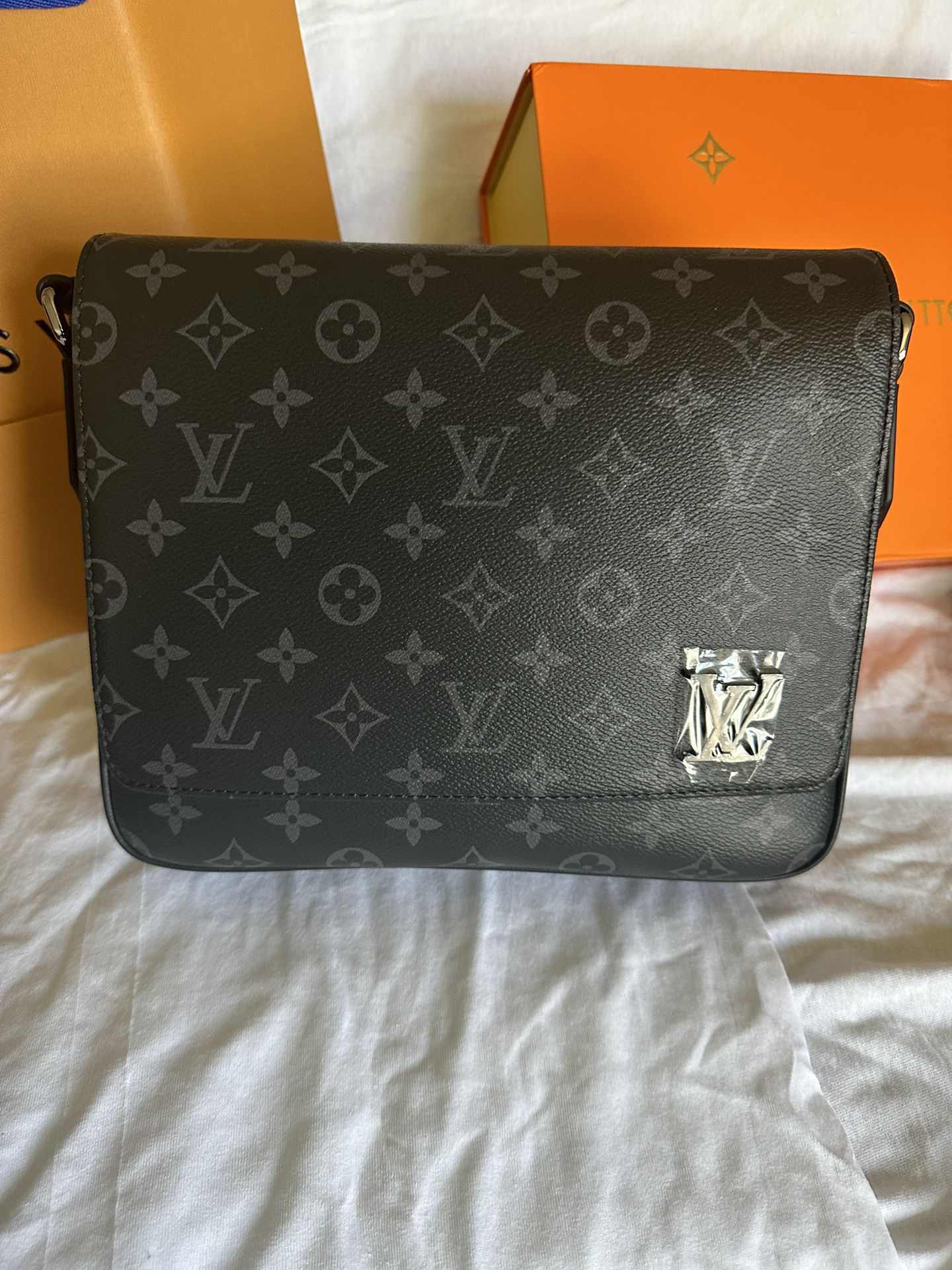 New Louis  Vuitton Strap Bag !!