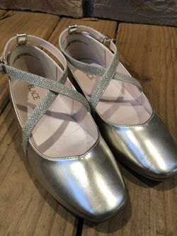 Place girl shoes size 4