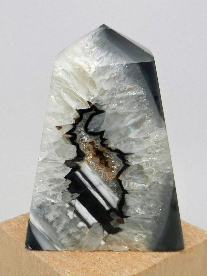 Natural Polished Tower Point Crystal Geode Agate & Black Onyx 79g or 2.8oz Rock