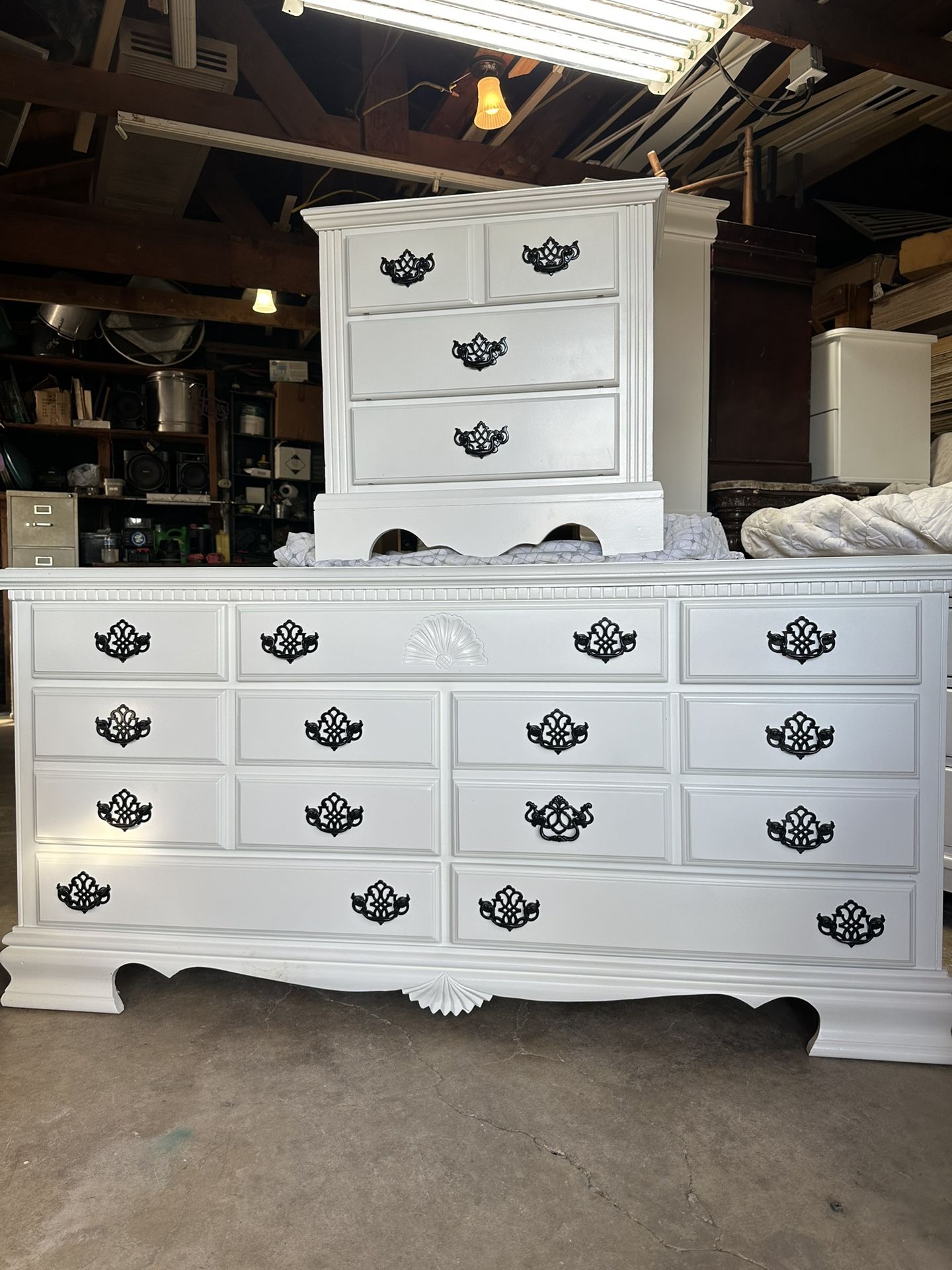 Dresser And Naitstand 