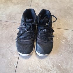 Youth Nike Kyrie sz 2.5