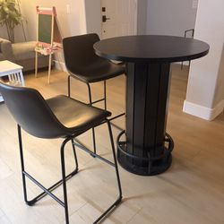 Pub Table 2 Stools brand New