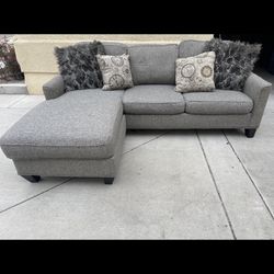 Sectional Couch Excellent Condition, No Stains Rips