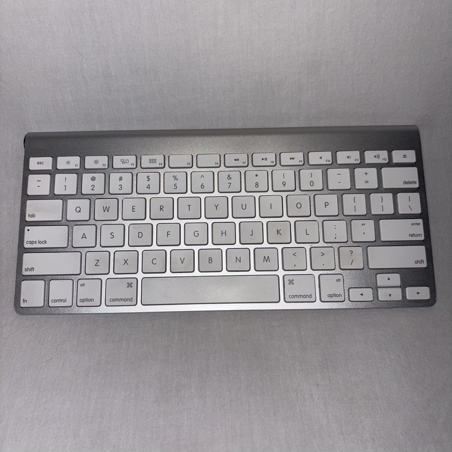 Apple Wireless Keyboard - Bluetooth Mac Keyboard - Silver/White