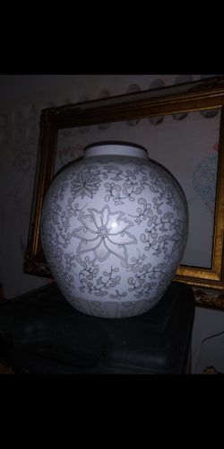 Rounded flower art vase