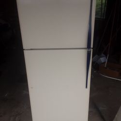 Nice  Medium-sized  Hotpoint Refrigerator 