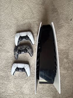 Sony ps5 disc with three controllers