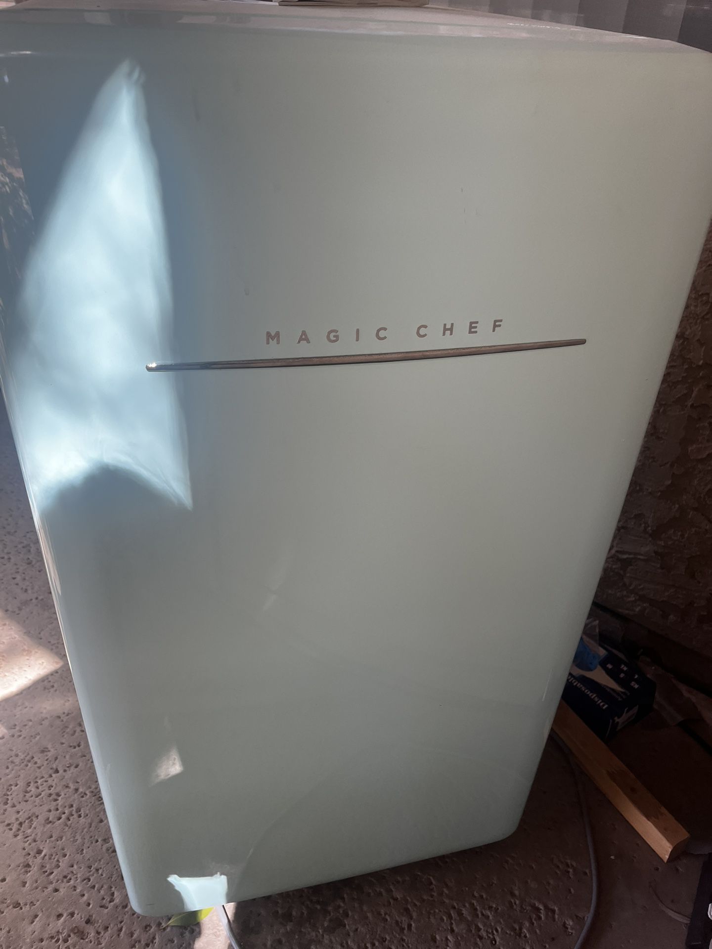 Magic Chef Retro Edition small refrigerator - Mini fridge 