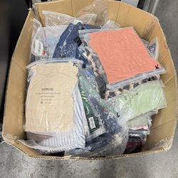 Bundled sale, over 100 pieces of clothing and pants, in different sizes. All brand new 