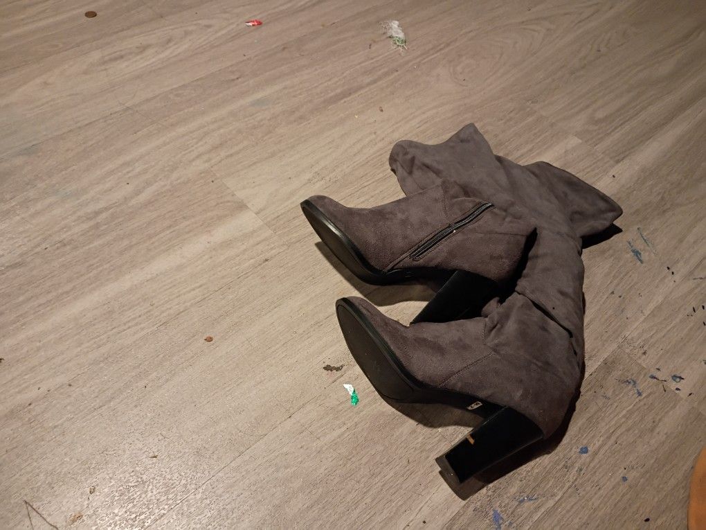 Size 9 Woman's Grey Boots
