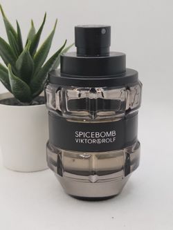 Viktor&Rolf 

Spicebomb Cologne

3 fl  (USED 40%)⭐️