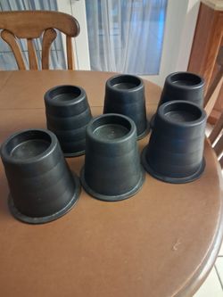 6 Black Bed Lifters