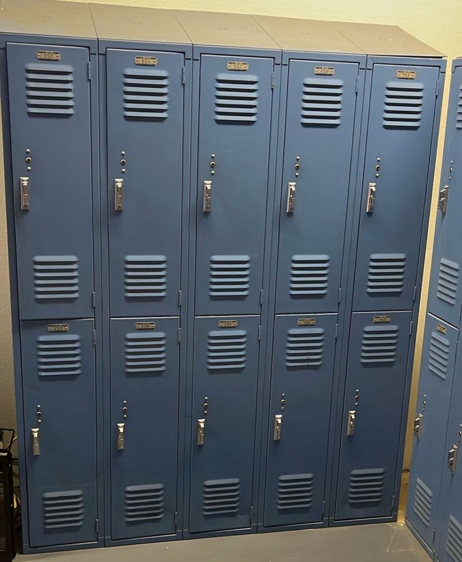 Extremely Clean Very Nice 10 Door Lockers