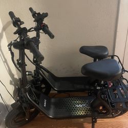 22MPH electric scooter/ With Seat And Basket , Works Great!