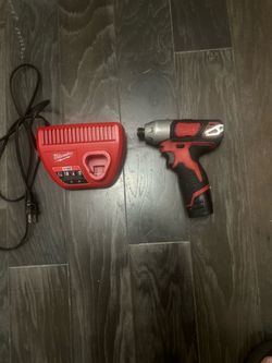 Milwaukee 12v impact driver with battery and charger