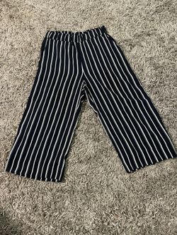 Like new Women’s H&M navy and white striped wide legged ankle pants. Size 10