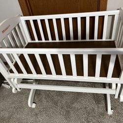 Swinging Bassinet