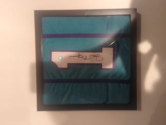 Muggsy Bogues signed jersey