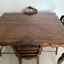 Farmhouse Extendable Solid Wood Dining / Kitchen Table (Seats 4 - 8)