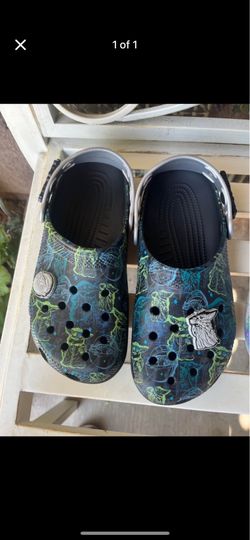 Variety of Size 8W crocs