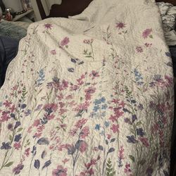 Queen size bedspread floral  plus 2 shams