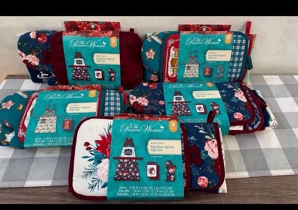 New lot of Pioneer Woman Wishful Winter Christmas Apron and pot holder gift sets