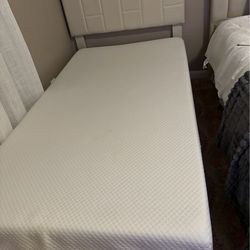 Cama individual con colchón de 6” pulgadas de grueso.