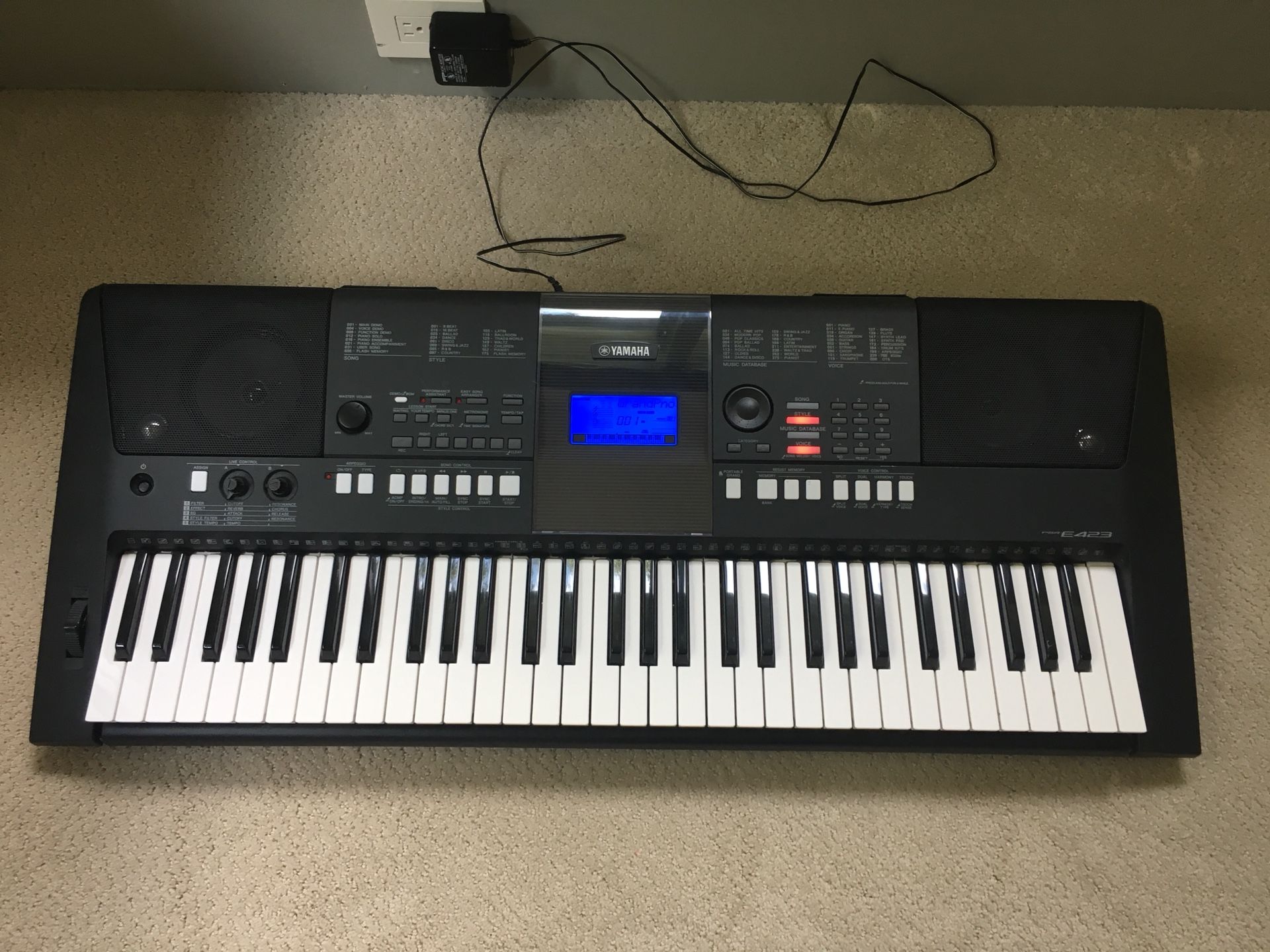 Yamaha PSR-E423 61-key Touch Sensative Portable Keyboard with 482 Voices