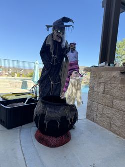 Halloween Creepy With With Girl Animatronic