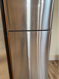Samsung 16 cu ft Stainless Steel Refrigerator (Only 1 Year Old)