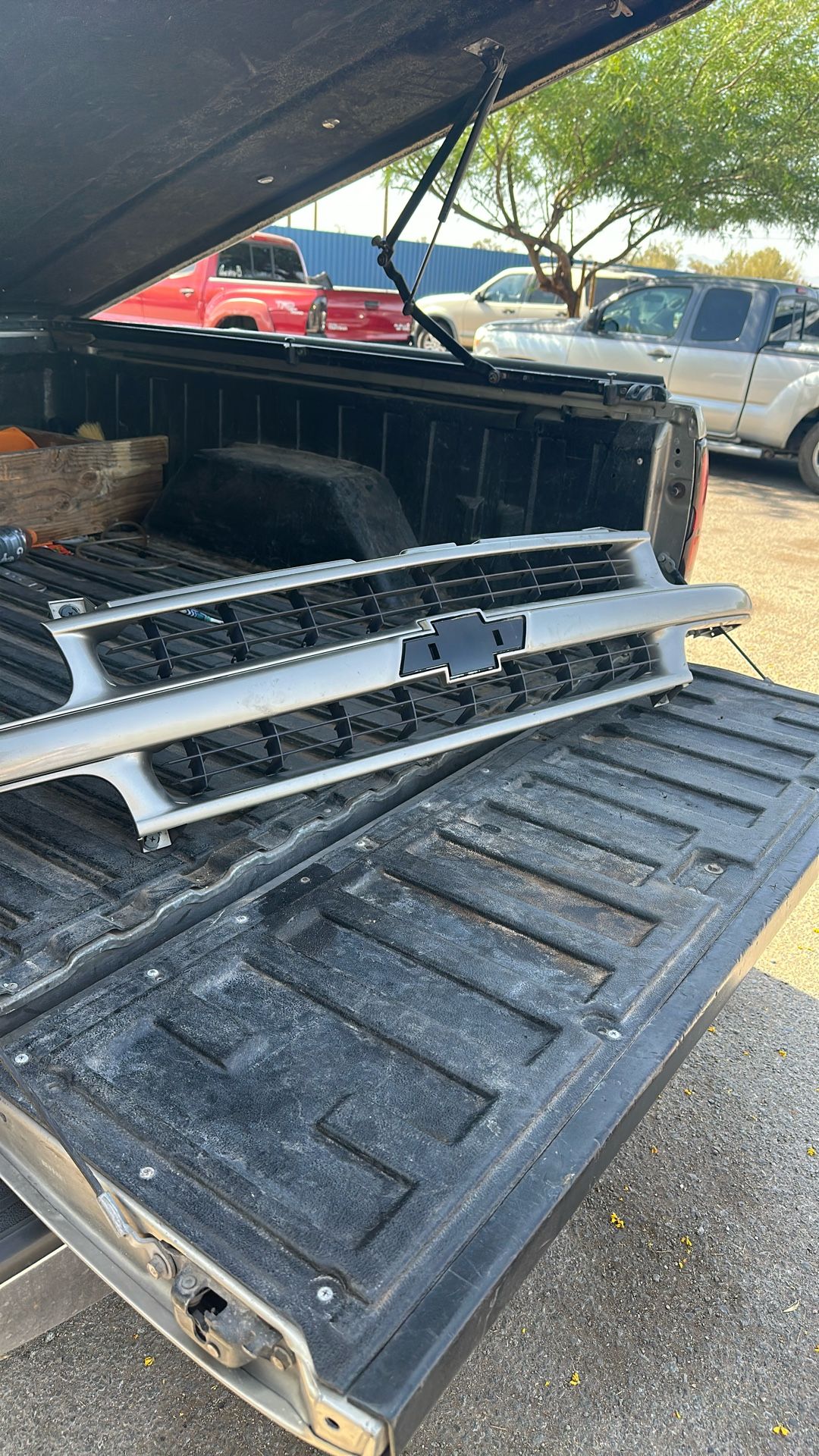 00-06 Tahoe Grille OEM
