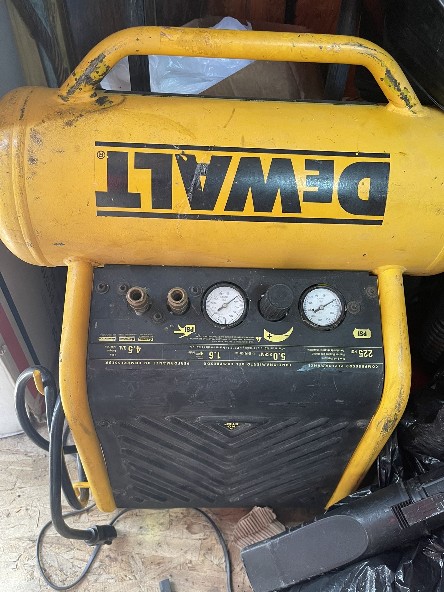 Dewalt 4.5 Gallon Compressor 