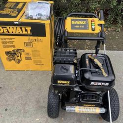 DEWALT 4400 PSI 4.0 GPM Gas Cold Water Pressure Washer with DEWALT 420cc Engine