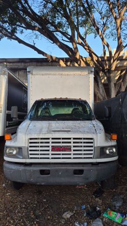 Box truck 2005 GMC -8000$