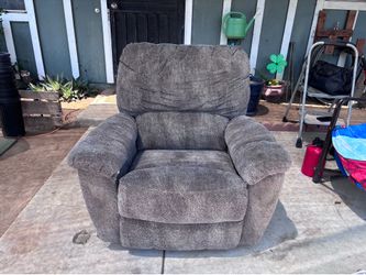 Large recliner (NEED GONE SOON)