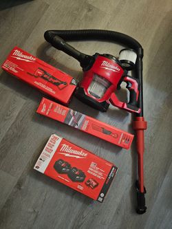 Milwaukee M18 Vacuum/Multi-Tool/2 Batteries & Charger