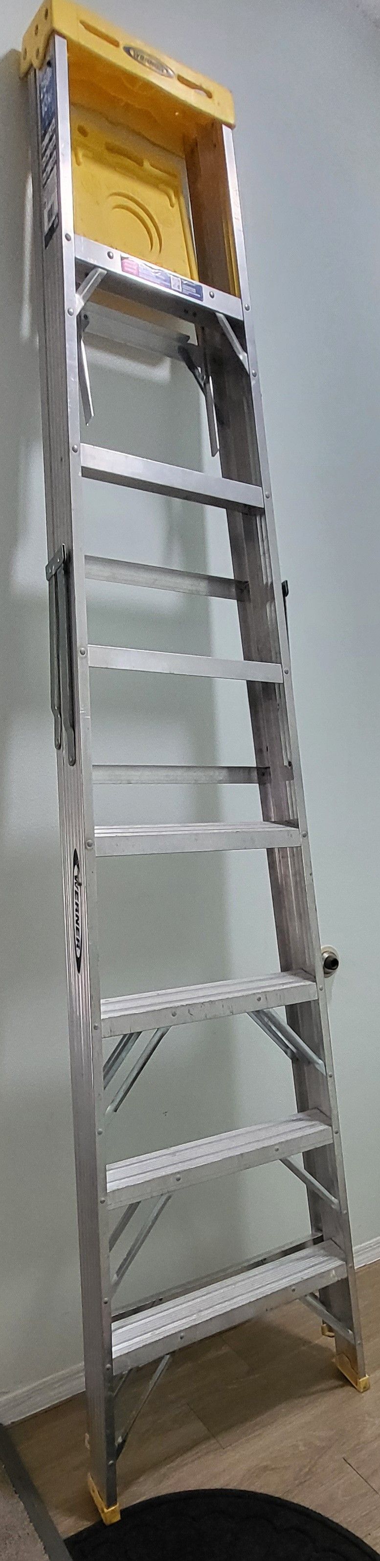 WERNER 8FT ALUMINUM STEP LADDER (12FT REACH HEIGHT) WITH 250LB LOAD CAPACITY TIPE I DUTY RATING