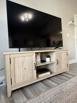 Rooms To Go TV Stand – Great Deal