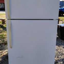Frigidaire 16.5 Cu Ft White Refrigerator Freezer