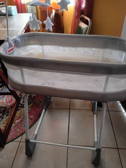 Baby rocking bassinet