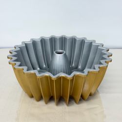 Nordic Ware Heritage 10 Cup Bundt Cake Pan Gold Heavy Cast Aluminum NEW USA
