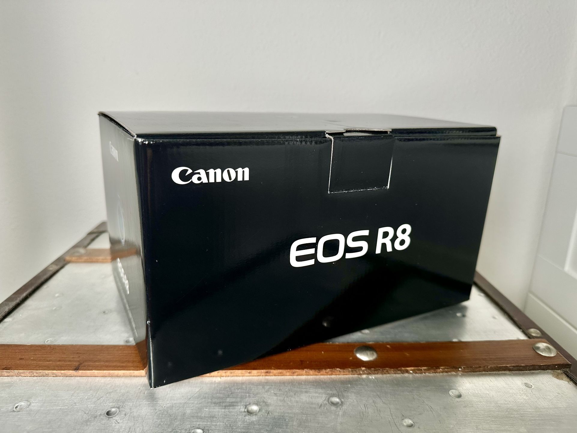 Canon R8  open box